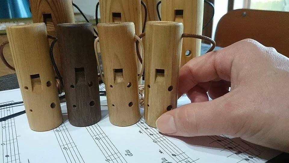 動く・奏（かな）でる！ワークショップ：「小さな　木の笛　コカリナ体験」