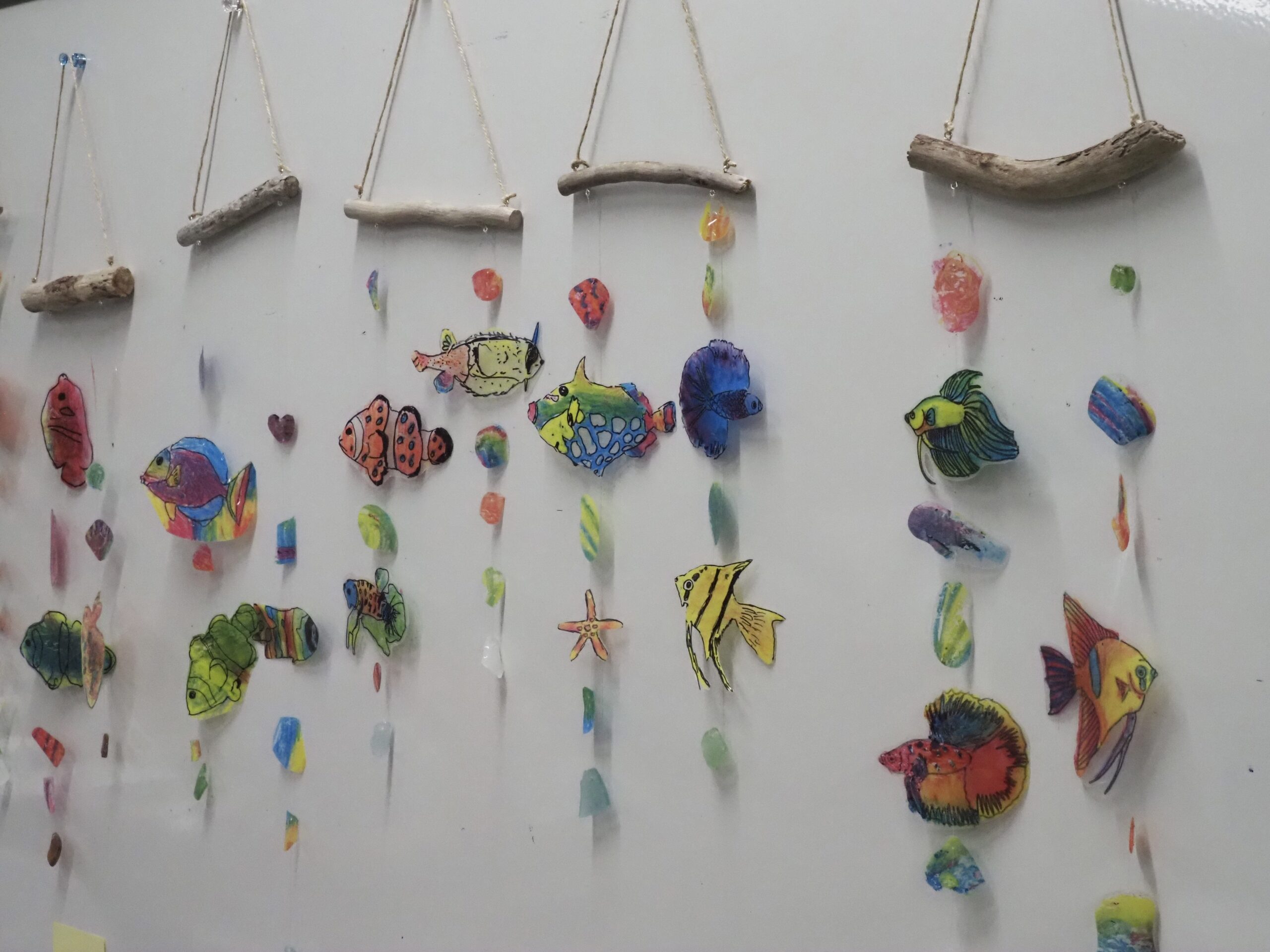 レポート：芸術体験ワークショップ「まだ見ぬ魚を描いてみよう！〜ゆらゆら海のハンギングアート〜」